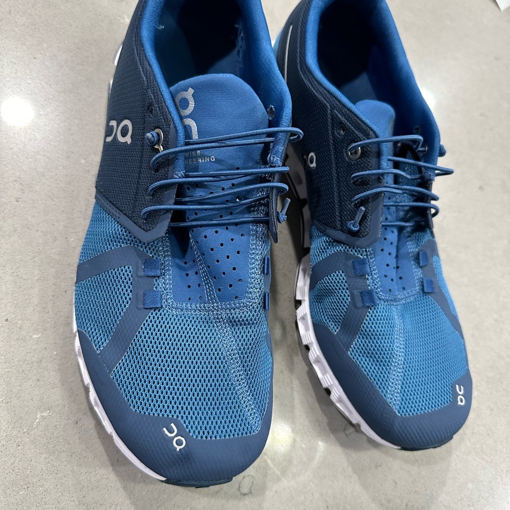 On Cloud Swiss Engineering Running Shoes Men's Size 10.